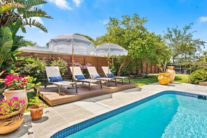 Pool - Marigold House - Tropical Getaway w/large yard & heated pool 2 mi from the beach (Oakland Park)