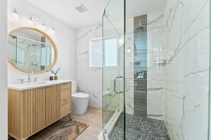 Bathroom - Marigold House - Tropical Getaway w/large yard & heated pool 2 mi from the beach (Oakland Park)