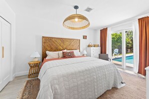 Room - Marigold House - Tropical Getaway w/large yard & heated pool 2 mi from the beach (Oakland Park)