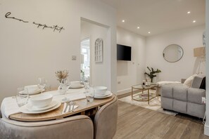 Dining - 2BR Modern Flat - 15 Min to Central London - Free Parking (London)