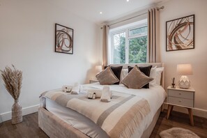 Iron/ironing board, WiFi, bed sheets - 2BR Modern Flat - 15 Min to Central London - Free Parking (London)
