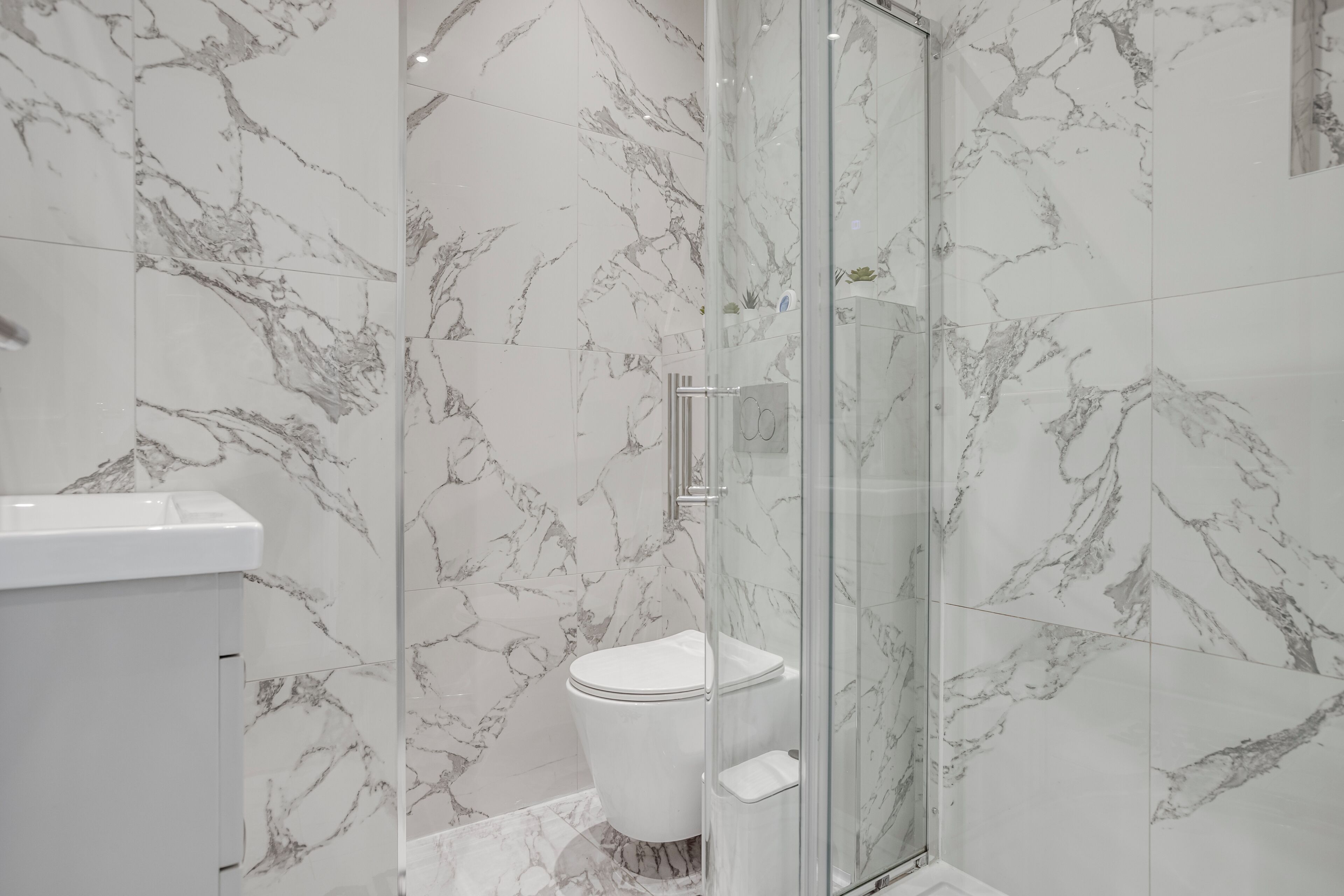 Douche, sèche-cheveux, serviettes fournies, savon