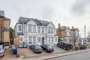 Exterior - 2BR Modern Flat - 15 Min to Central London - Free Parking (London)