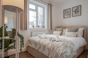 Iron/ironing board, WiFi, bed sheets - 2BR Modern Flat - 15 Min to Central London - Free Parking (London)