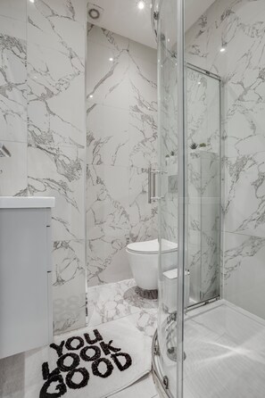 Bathroom - 2BR Modern Flat - 15 Min to Central London - Free Parking (London)