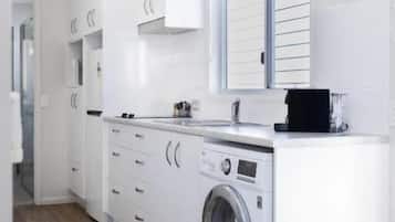 Deluxe Cabin, Balcony, River View | Private kitchen