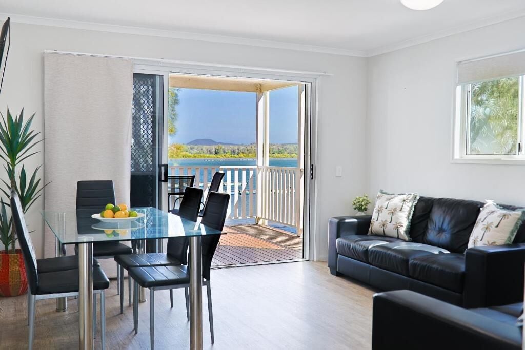 Deluxe Cabin, Balcony, River View | Living area
