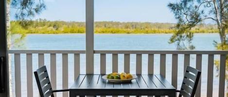Superior studio, balkon, uitzicht op rivier | Buiten dineren