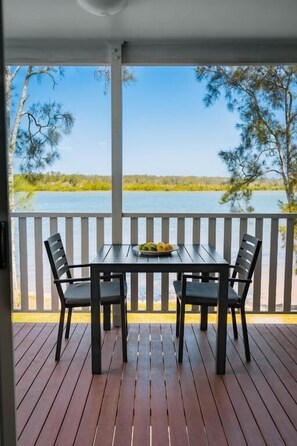 Superior-Studio, Balkon, Flussblick | Speisen im Freien