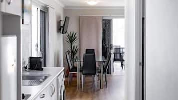 Deluxe Cabin, Balcony, River View | Private kitchen