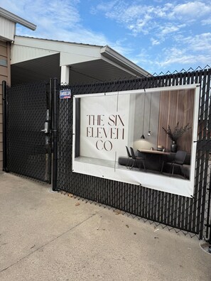 Outdoor dining - Cozy Lighthouse Suite: Sleeps 5, great outdoor area, coffee bar (Hartley)