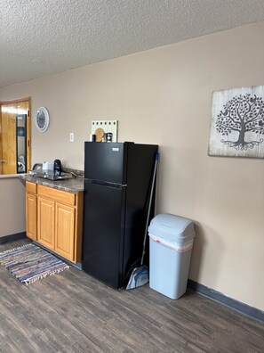 Private kitchen - Cozy Lighthouse Suite: Sleeps 5, great outdoor area, coffee bar (Hartley)