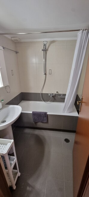 Hair dryer, towels, soap, toilet paper - Dramas17 - PS5. Next to Piraeus Port and Lipasmata Festival Park! (Drapetsona)