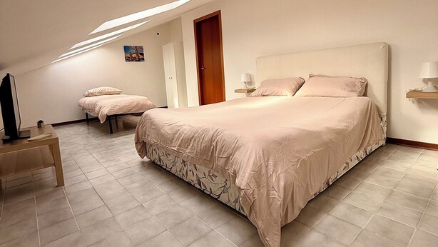 Ein Schlafzimmer mit einem großen Bett, einem Schreibtisch und einem Kleiderschrank.