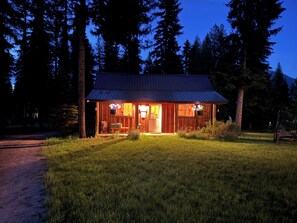 Exterior - 1-bedroom cabin in charming Swan Valley. Panoramic Mountain/wildlife views (Bigfork)