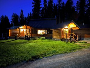 Exterior - 1-bedroom cabin in charming Swan Valley. Panoramic Mountain/wildlife views (Bigfork)