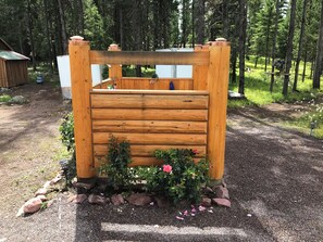 Property grounds - 1-bedroom cabin in charming Swan Valley. Panoramic Mountain/wildlife views (Bigfork)