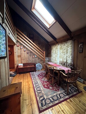 Dining - Charming and cozy 3-bedroom house in Manchester for relaxing stays (Winhall)