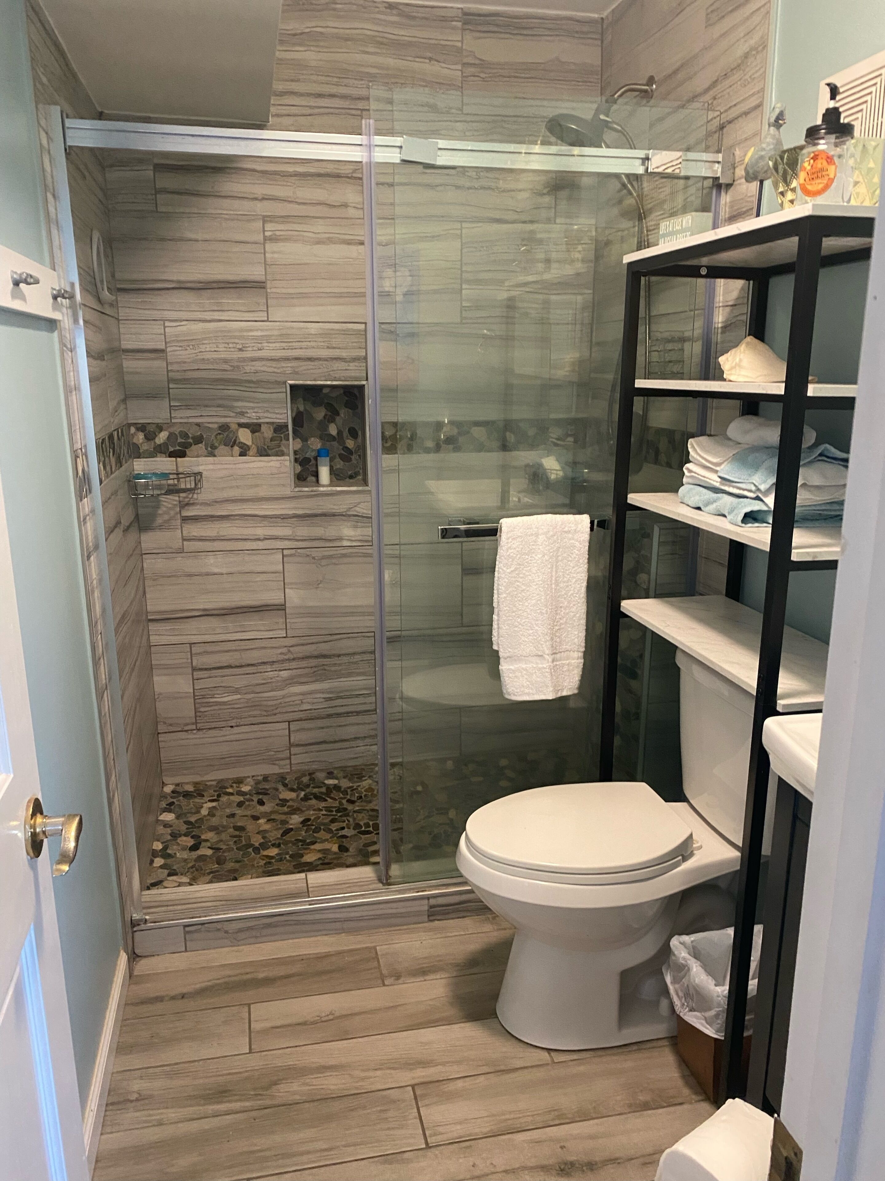 Regadera, toallas, jabón, papel de baño 