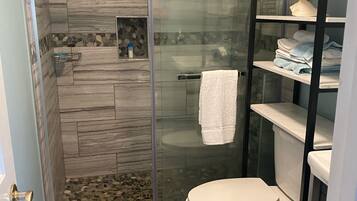 Regadera, toallas, jabón, papel de baño