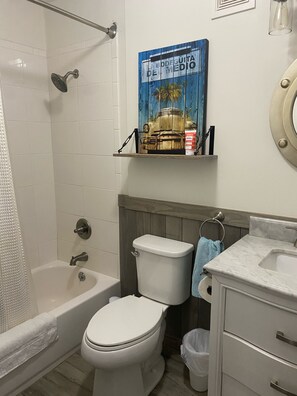 Douche, serviettes fournies, savon, papier de toilette