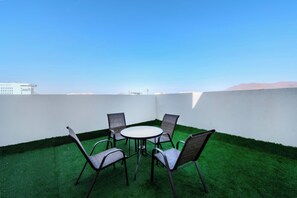 Junior Suite | Outdoor dining - Teela Hotel (Madinah)