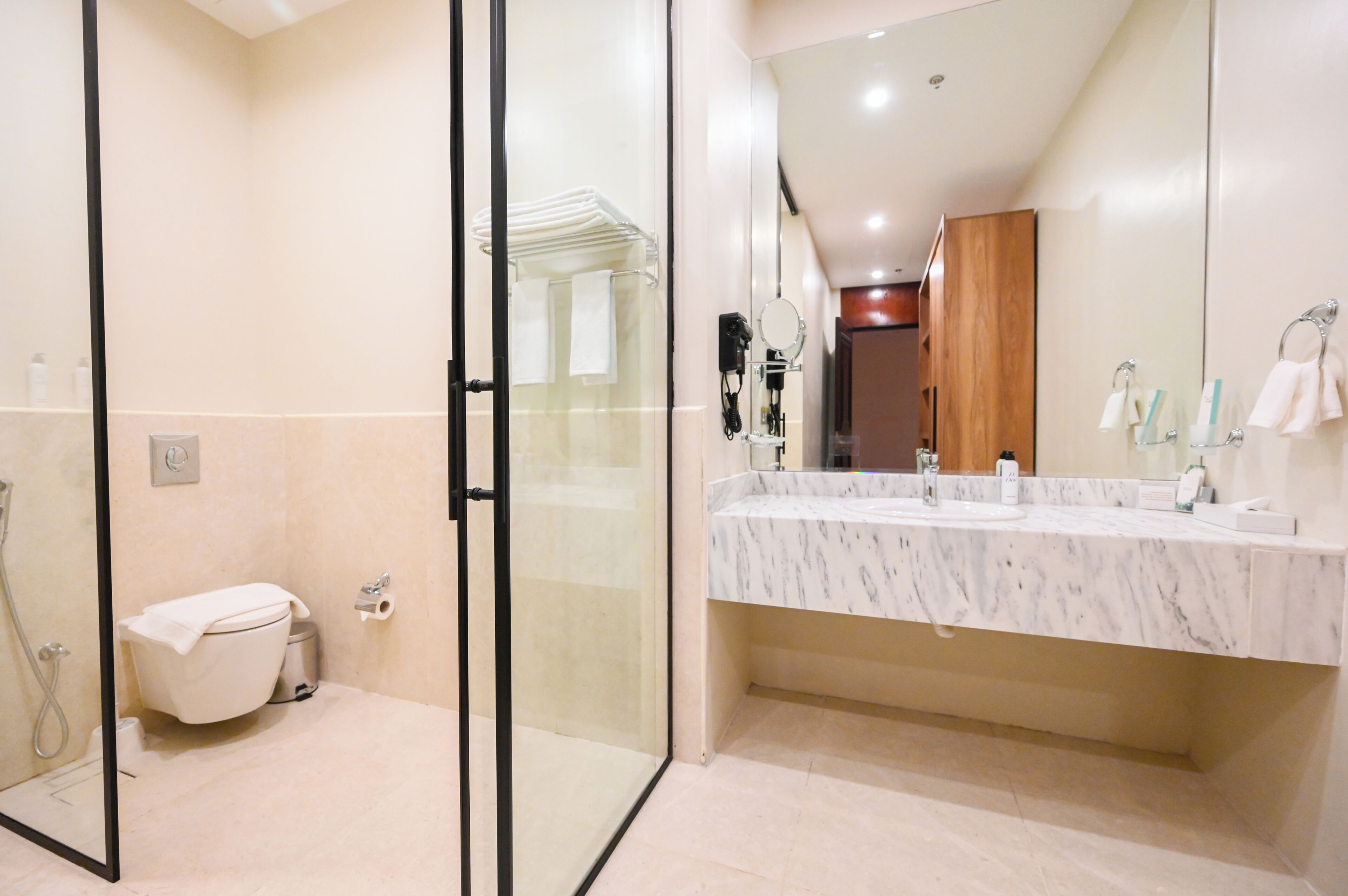 Quarto casal superior | Banheiro | Banheira e chuveiro separados, secador de cabelo, toalhas de banho 