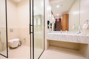 Superior Double Room | Bathroom | Separate bathtub and shower, hair dryer, towels, soap - Teela Hotel (Madinah)