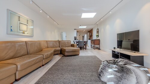 Toronto Cork Town, Queen St.E, Spacious 2nd Fl. Loft