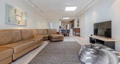 Toronto Cork Town, Queen St.E, Spacious 2nd Fl. Loft