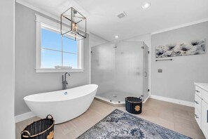 Shower, hair dryer, towels - 🦩Book Me Baby! Sea Breeze Escape in Santa Rosa Beach🦩 (Santa Rosa Beach)
