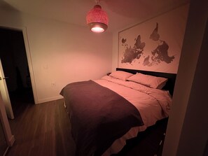 Room - Ground level, cozy, quiet, and close to river, ocean, mountains, all amenities. (North Vancouver)