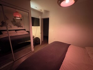 Room - Ground level, cozy, quiet, and close to river, ocean, mountains, all amenities. (North Vancouver)