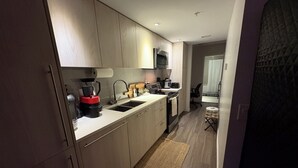 Eine moderne Küche mit Einbau-Mikrowelle, Kaffeemaschine und Toaster.