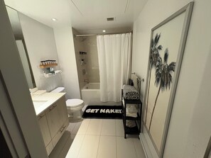 Bathroom - Ground level, cozy, quiet, and close to river, ocean, mountains, all amenities. (North Vancouver)