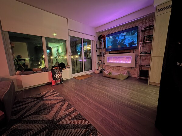 Interior - Ground level, cozy, quiet, and close to river, ocean, mountains, all amenities. (North Vancouver)