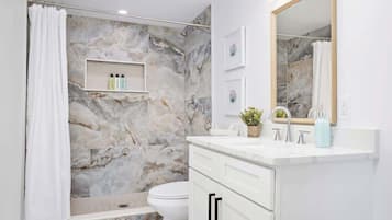 Een douche, een haardroger, handdoeken, shampoo