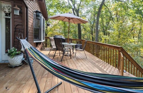 Cozy Elevated Cabin in the Woods, Fire Pit + Lake Access