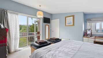 2 bedrooms, desk, iron/ironing board, travel crib