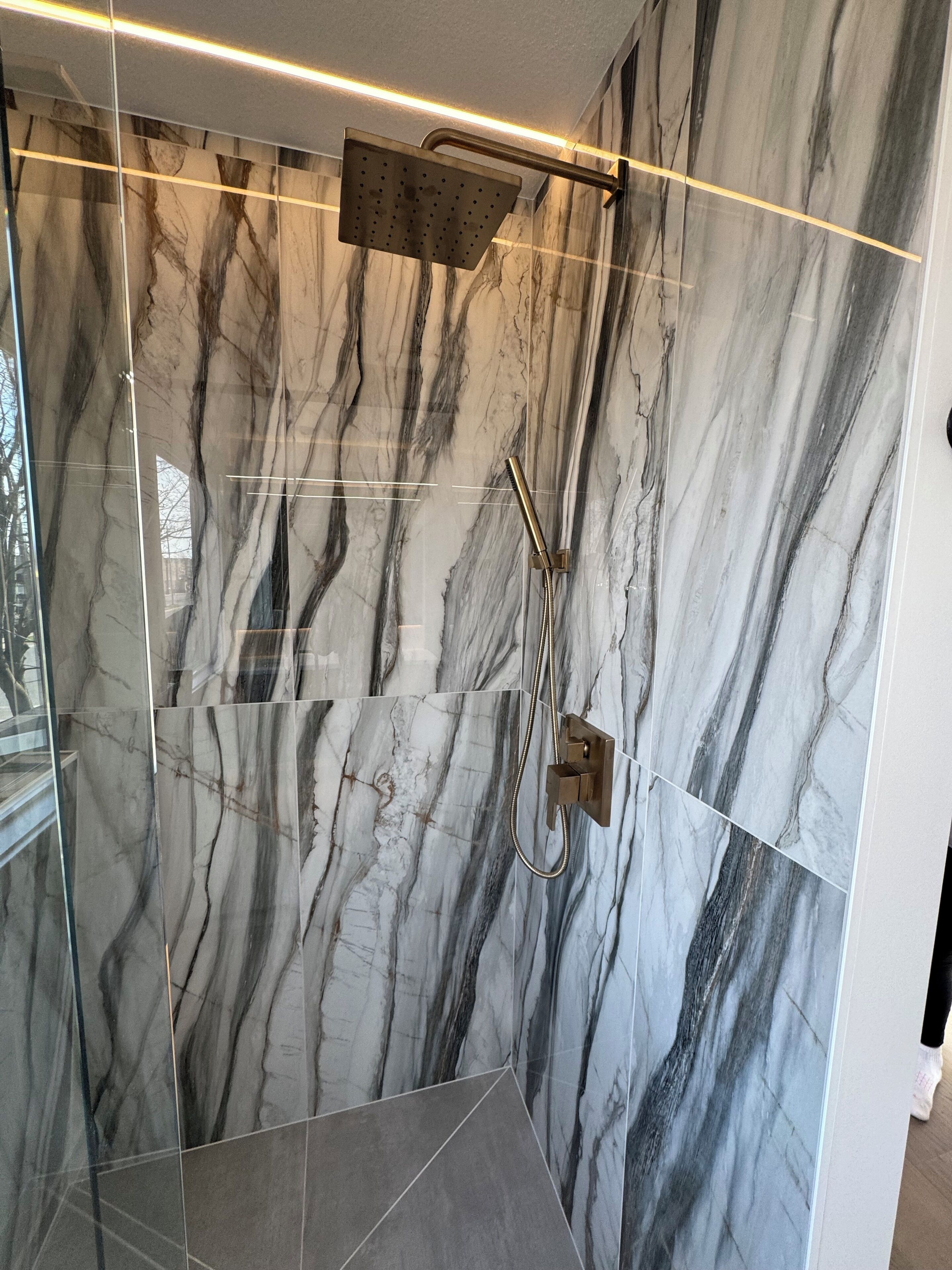 Douche, séchoir à cheveux, serviettes fournies, savon
