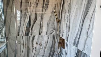 Douche, séchoir à cheveux, serviettes fournies, savon