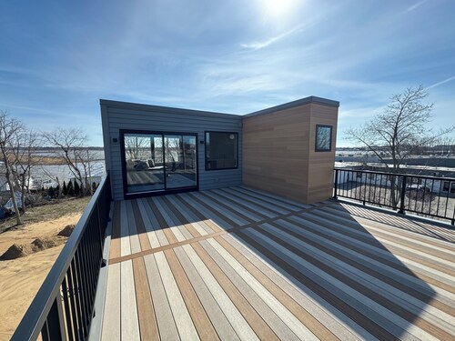 The Blue Haven House- Roof top deck overlooking the water