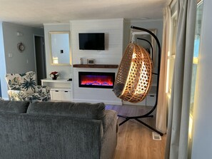 Living area - Nomad Hub: Ideal for Long Stays - Pet friendly (Cranberry Township)