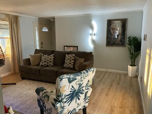 TV, fireplace - Nomad Hub: Ideal for Long Stays - Pet friendly (Cranberry Township)