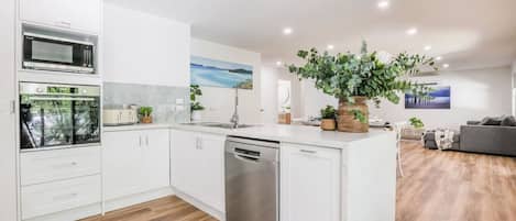 Fridge, microwave, stovetop, dishwasher