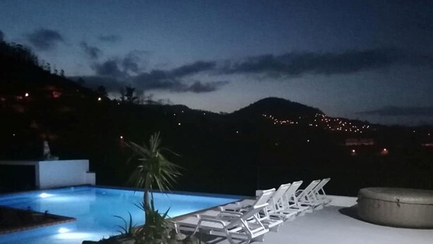 Una piscina amb gandules i un camí de pedra.