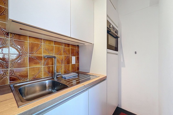 Küche, Küchengerät, Major Appliance, Countertop, Flooring, Holz, Interior Design, Fussboden, Cabinetry, Spüle