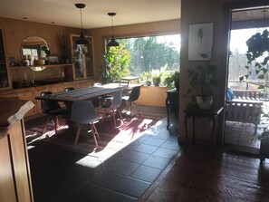 Dining - beautiful, serene 1 - 2 bedroom Salt Spring suite with a southwestern view (Saltspring Island)