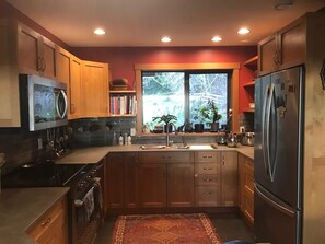Private kitchen - beautiful, serene 1 - 2 bedroom Salt Spring suite with a southwestern view (Saltspring Island)