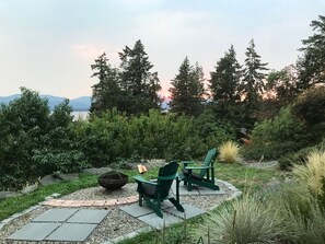 Property grounds - beautiful, serene 1 - 2 bedroom Salt Spring suite with a southwestern view (Saltspring Island)